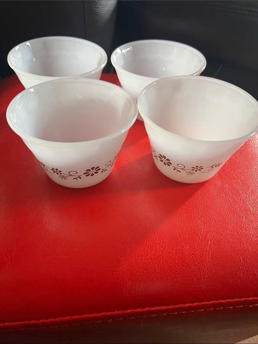 VINTAGE DYNAWARE PYR-O-REY MILK GLASS BROWN DAISY SET
